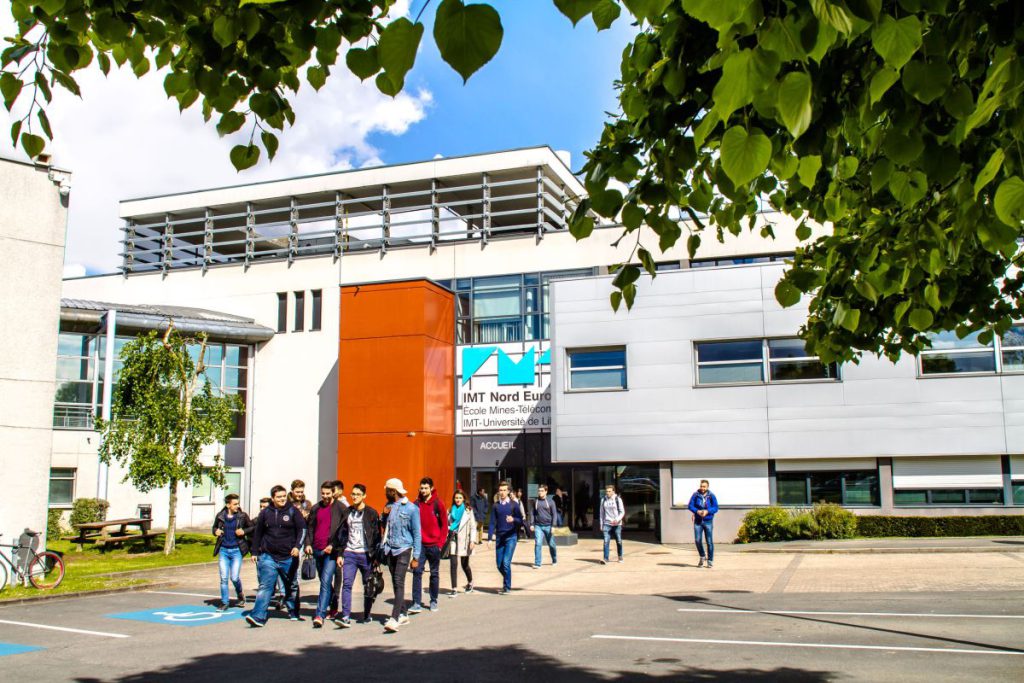 Etudiants devant les bâtiments de IMT Nord Europe