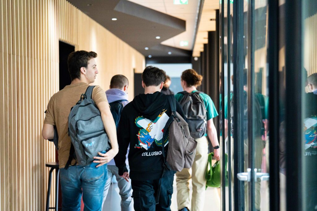 IMT Nord Europe étudiants dans les couloirs de l'école